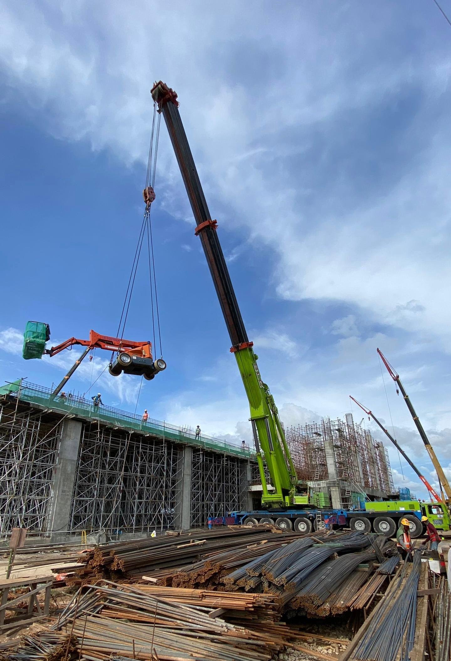 Supply of 400 Ton Crane at KOA Denko (Malaysia) Sdn Bhd for Lifting Equipment Onto The Construction Site Building Ayer Keroh, Melaka